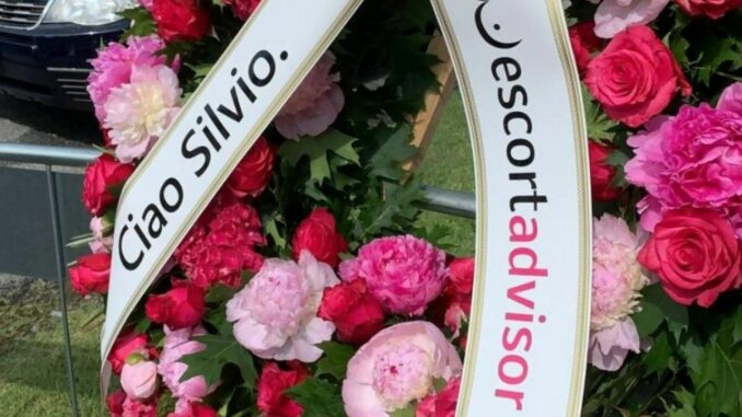 Rimossa la corona di fiori per Silvio Berlusconi di Escort Advisor