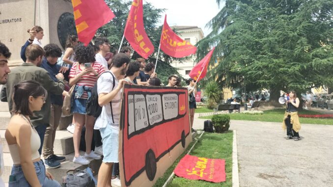 Diritto allo studio e crisi abitativa, flash mob studenti attendono risposte