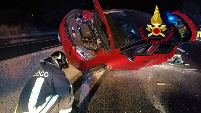 Incidente sul Raccordo Perugia Bettolle, due auto si scontrano, una si ribalta, feriti