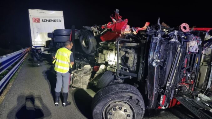 Tamponamento nella notte tra camion a Chiusi, inferno in autostrada del Sole, gravi i due autisti