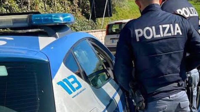 Uomo in stato confusionale all'interno di un'auto, arriva la polizia