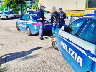 Forza finestrino auto, entra e si addormenta a bordo, denunciato