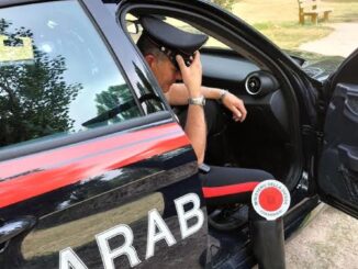 Cammina seminudo per strada e spintona carabinieri facendoli cadere