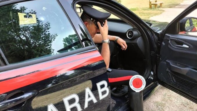 Cammina seminudo per strada e spintona carabinieri facendoli cadere