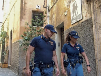 Viene notato mentre percuote il proprio cane, la Polizia di Stato denuncia un 45enne per maltrattamento di animali
