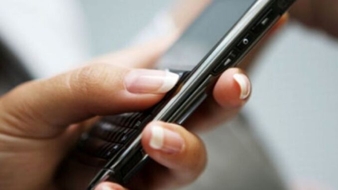 Ruba il cellulare di un negoziante e scappa: fermata e denunciata