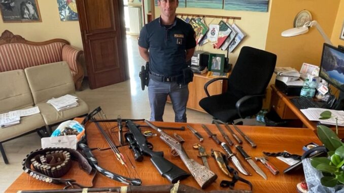 Polizia sequestra armi e munizioni in un appartamento, un arsenale
