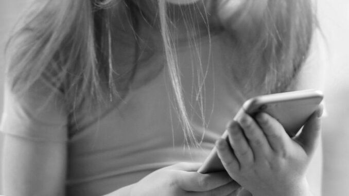 Aiuto il papà picchia la mamma, ho paura, bambina chiama il 112 e fa arrestare il padre