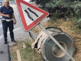 Bobina d'acciaio da 74 quintali cade sulla strada