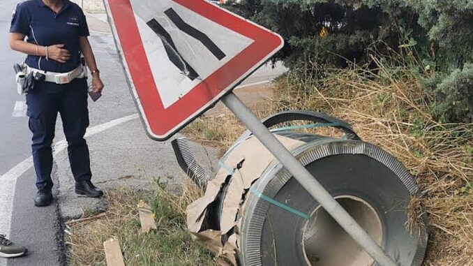 Bobina d'acciaio da 74 quintali cade sulla strada