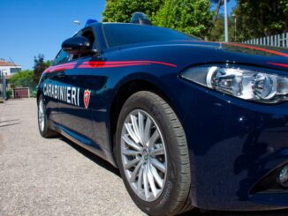 Litiga con i collegi di lavoro e spara un colpo con la pistola