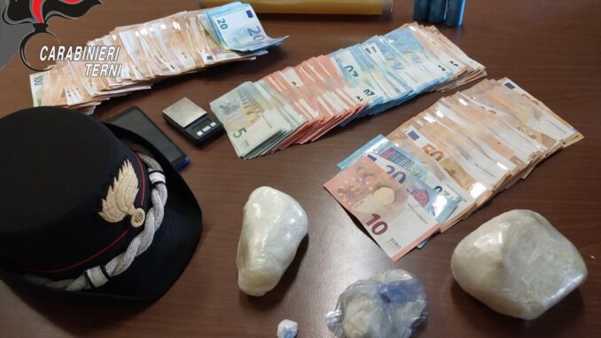 Spacciatore arrestato aveva cocaina e 15mila € in contanti, li aveva in casa
