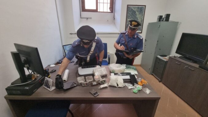  Sequestrati 2 chili di cocaina e 20 panetti di hashish, arrestato un 20enne albanese