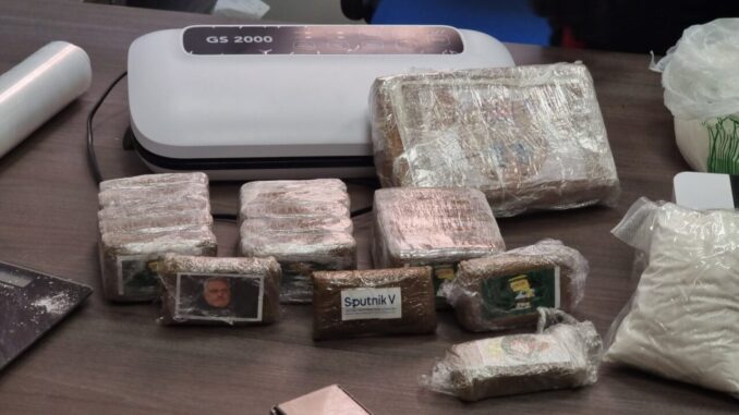 Sequestrati 2 chili di cocaina e 20 panetti di hashish, arrestato un 20enne albanese