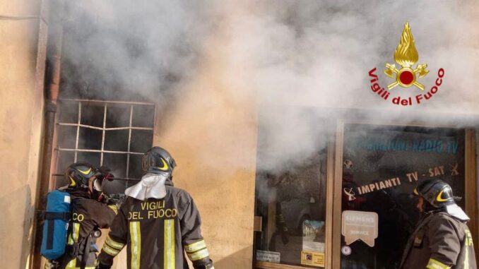Incendio, fiamme un laboratorio di riparazione di televisori