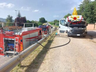 Incendio di un furgone corriere a Nocera, tempestivi Vigili del fuoco