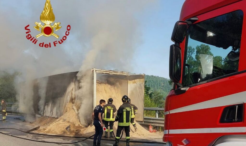 Camion in fiamme, chiusa una carreggiata 318 Var di Valfabbrica