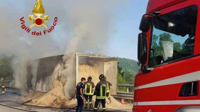 Camion in fiamme, chiusa una carreggiata 318 Var di Valfabbrica