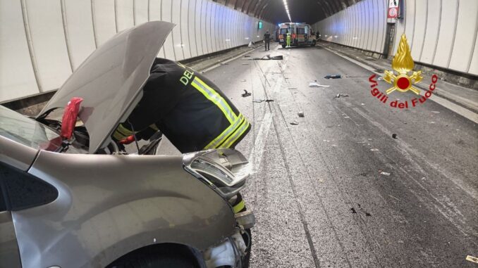 Provoca incidente in galleria, conducente autocarro denunciato e patente ritirata