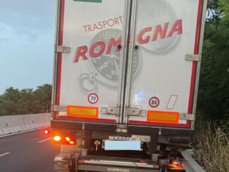 Mezzo pesante si schianta contro il guardrail sulla E45 al km 12