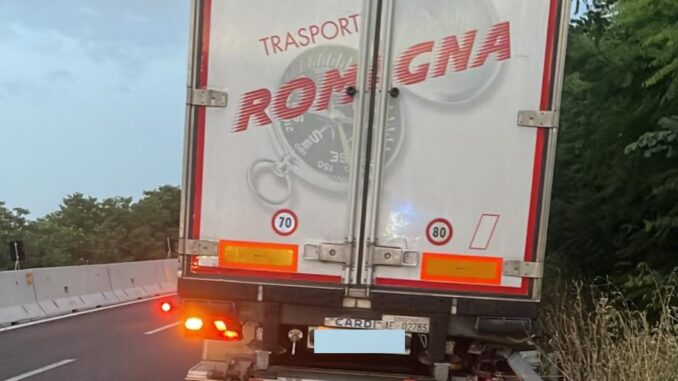 Mezzo pesante si schianta contro il guardrail sulla E45 al km 12