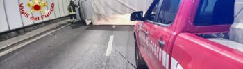 Incidente dentro la galleria sul raccordo, furgone si ribalta dopo scontro con auto