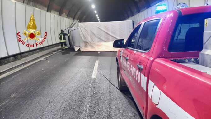 Incidente dentro la galleria sul raccordo, furgone si ribalta dopo scontro con auto