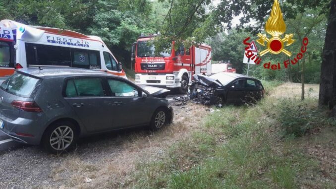 Incidente stradale San Secondo, a Città di Castello scontro frontale tra due auto, ferite due donne