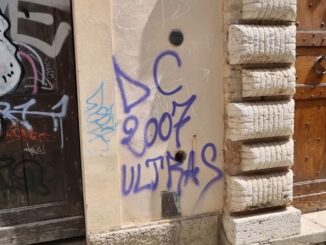 Raid nel centro di Perugia, in alcuni video si vedono i volti degli autori