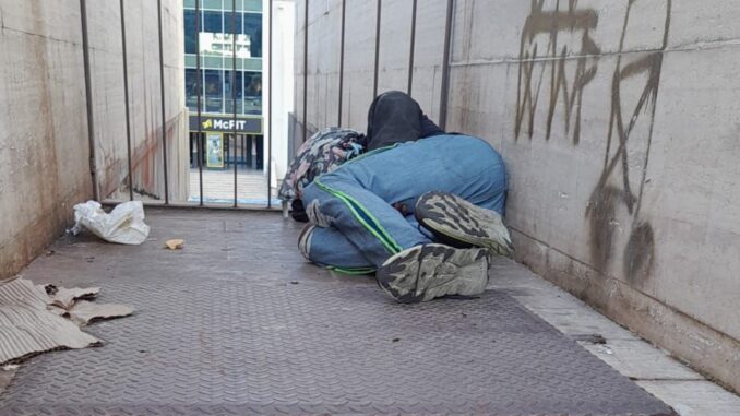 Emergenza sicurezza a Piazza del Bacio a Fontivege, straniero dorme nella fontana di Aldo Rossi