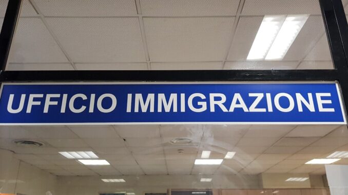 Voglio permesso di soggiorno, ma non è pronto, scatena l'inferno