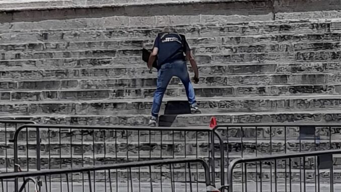 Imbrattate con la vernice spray le scale della cattedrale di San Lorenzo