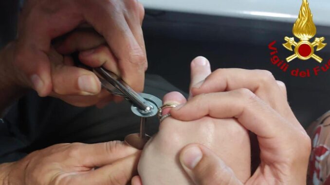 Aiuto non mi escono più gli anelli, donna incinta nel panico, coppia chiede aiuto ai vigili del fuoco