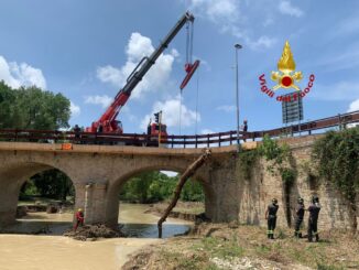 Esondazione Tescio, vigili del fuoco ripuliscono la confluenza col Chiascio