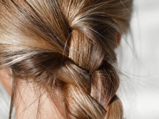 A nove anni dona i suoi capelli per aiutare i soldati ucraini