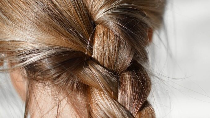 A nove anni dona i suoi capelli per aiutare i soldati ucraini