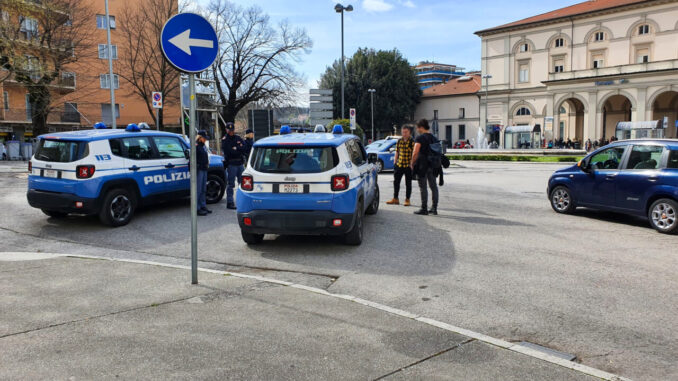 Denunciato un 27enne per possesso di oggetti atti ad offendere dopo tentativo di evasione dal controllo