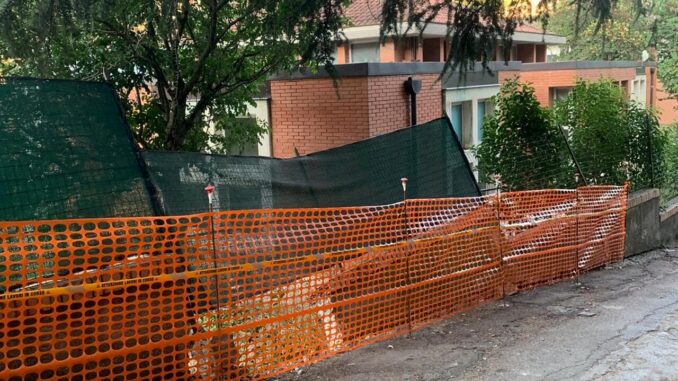 Crollo muretto esterno alla scuola Sant’Erminio a Perugia