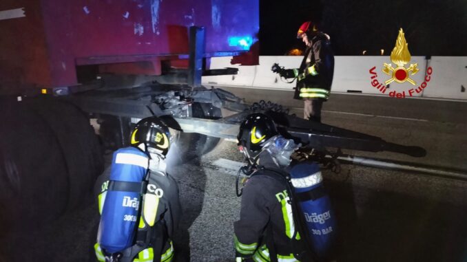 Incendio all'Impianto frenante di un rimorchio sulla E45 a Promano al chilometro 110 e 100
