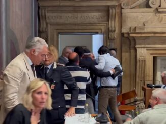 La Procura chiede processo per Bandecchi dopo il caos in consiglio