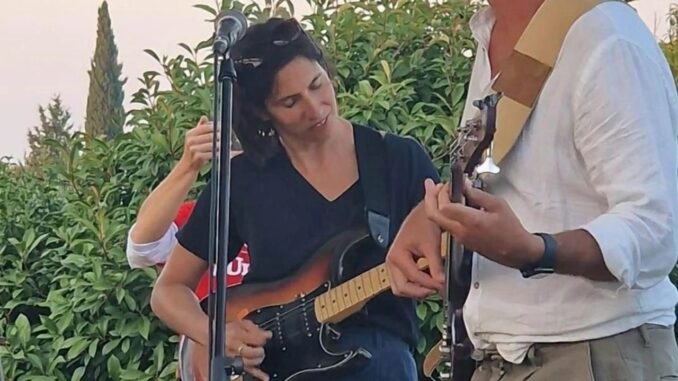 Elly Schlein, segretaria Pd, si esibisce come musicista alla Festa dell'Unità