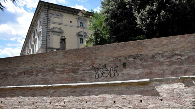 Atto vandalico sulle mura urbiche a Città di Castello, i responsabili saranno trovati