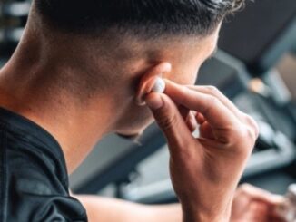 Esame per la patente con l’auricolare, scoperto nell’orecchio un micro apparecchio