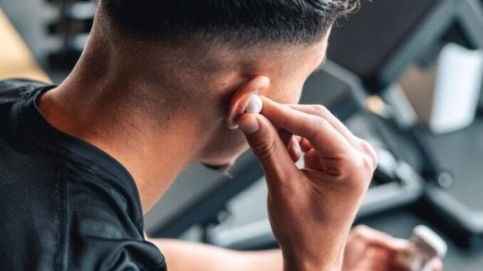 Esame per la patente con l’auricolare, scoperto nell’orecchio un micro apparecchio