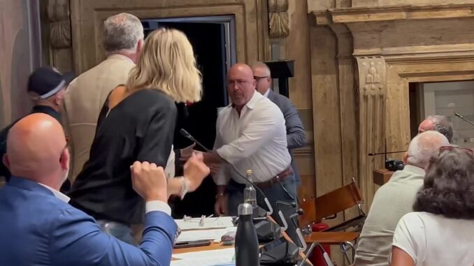 Stefano Bandecchi, sindaco dimissionario, indagato per resistenza a pubblico ufficiale
