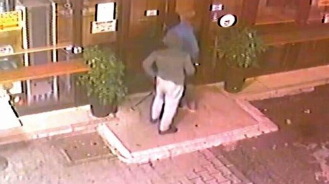 Tre incappucciati assaltano il bar di viale Borzacchini, ingenti i danni
