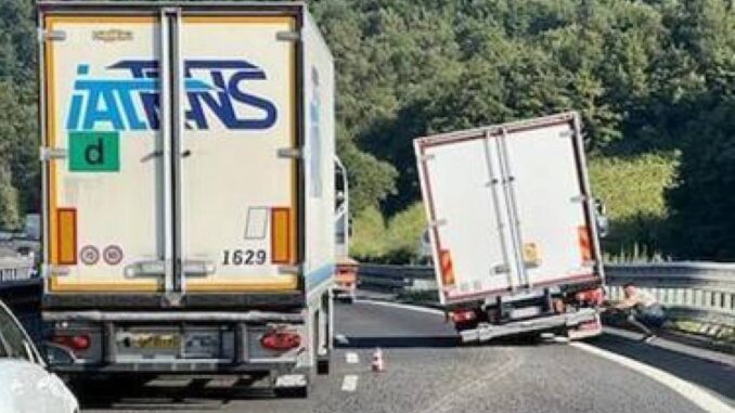 Camion perde due ruote, tragedia sfiorata in autostrada