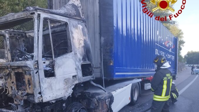 Incendio sulla E45 camion in fiamme, in salvo carico e conducente, è successo a Montecastrilli