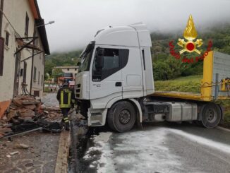 Camion perde gasolio dopo incidente, distrutta pensilina abitazione