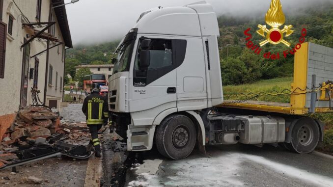Camion perde gasolio dopo incidente, distrutta pensilina abitazione